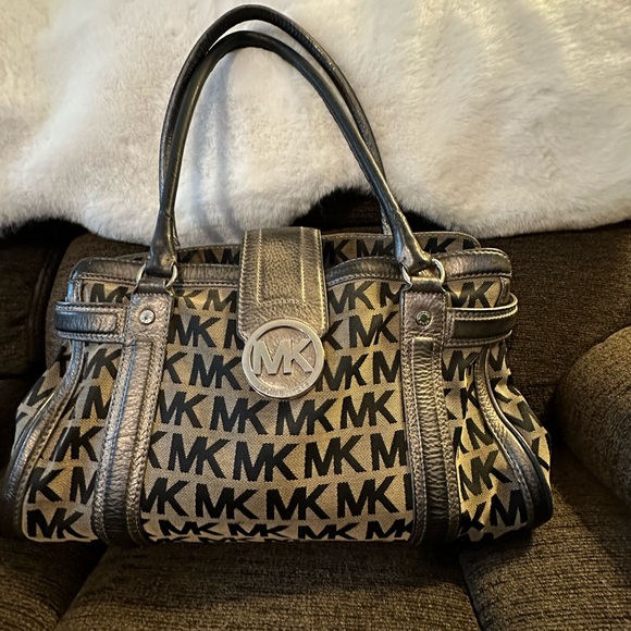 Michael Kors shoulder bag with bronzed metallic leather features - Picture 1 of 10